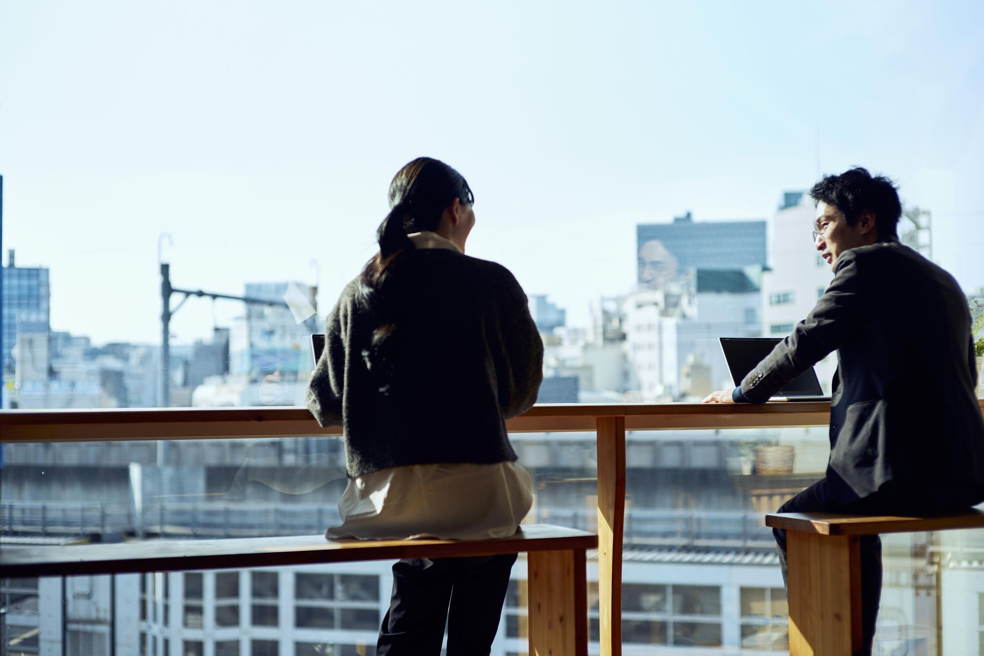 窓際で話す社員