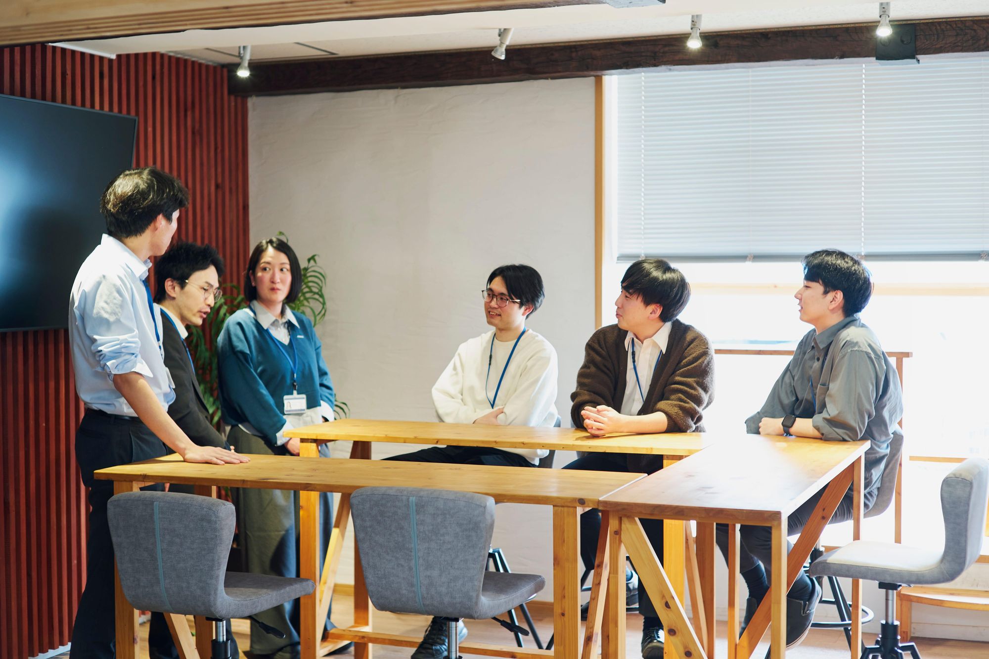 カフェスペースで打ち合わせをする社員
